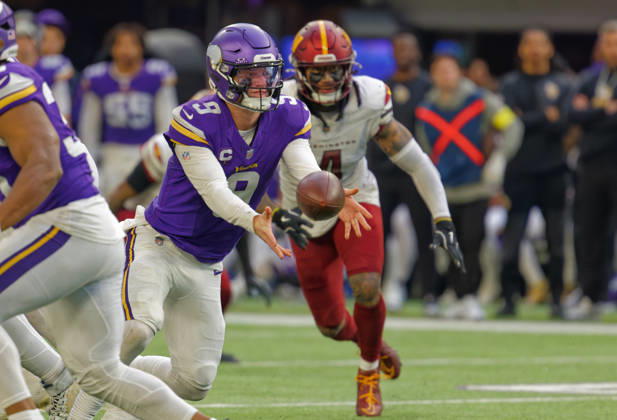 NFL, American Football Herren, USA Washington Commanders at Minnesota Vikings Minnesota Vikings Quarterback J.J. McCarthy (9) pitches ball to running back during the NFL regular season game at US Bank Stadium in Minneapolis Minnesota on December 7, 2025. The Minnesota Vikings defeated the Washington Commanders 31-0 (Jeff Scudder Image of Minneapolis Minnesota United States EDITORIAL USE ONLY Copyright: x xJeffxScudderx JeffxScudderx iosphotos388341