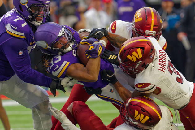 NFL, American Football Herren, USA Washington Commanders at Minnesota Vikings Minnesota Vikings Running Back Aaron Jones (33) crashes into defensive line during the NFL regular season game at US Bank Stadium in Minneapolis Minnesota on December 7, 2025. The Minnesota Vikings defeated the Washington Commanders 31-0 (Jeff Scudder Image of Minneapolis Minnesota United States EDITORIAL USE ONLY Copyright: x xJeffxScudderx JeffxScudderx iosphotos388353
