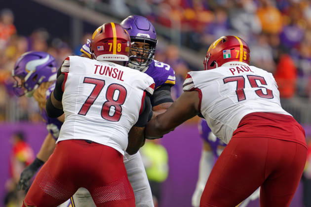 NFL, American Football Herren, USA Washington Commanders at Minnesota Vikings Washington Commanders Tackle Laremy Tunsil (78) and Washington Commanders Guard Chris Paul (75) double team Minnesota Vikings Defensive End Jonathan Allen (93) during the NFL regular season game at US Bank Stadium in Minneapolis Minnesota on December 7, 2025. The Minnesota Vikings defeated the Washington Commanders 31-0 (Jeff Scudder Image of Minneapolis Minnesota United States EDITORIAL USE ONLY Copyright: x xJeffxScudderx JeffxScudderx iosphotos388363