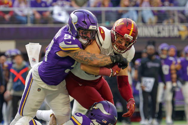 NFL, American Football Herren, USA Washington Commanders at Minnesota Vikings Washington Commanders Tight End Zach Ertz (86) protecting ball while being tackled during the NFL regular season game at US Bank Stadium in Minneapolis Minnesota on December 7, 2025. The Minnesota Vikings defeated the Washington Commanders 31-0 (Jeff Scudder Image of Minneapolis Minnesota United States EDITORIAL USE ONLY Copyright: x xJeffxScudderx JeffxScudderx iosphotos388379