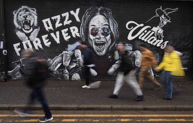 Aston Villa v Brentford - Premier League BIRMINGHAM, ENGLAND - FEBRUARY 1: Fans walk past the Ozzy Osbourne mural before the Premier League match between Aston Villa and Brentford at Villa Park on February 1, 2026 in Birmingham, United Kingdom. Birmingham Villa Park England United Kingdom Copyright: xVisionhausx 776340586