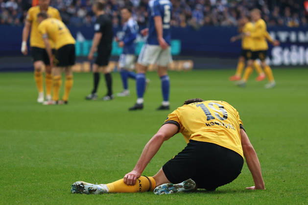 Alexander Rossipal (SG Dynamo Dresden) liegt am Boden beim Spiel der 2. Bundesliga (Saison 2025 26) FC Schalke 04 - Dynamo Dresden - Copyright: Thomas Pakusch