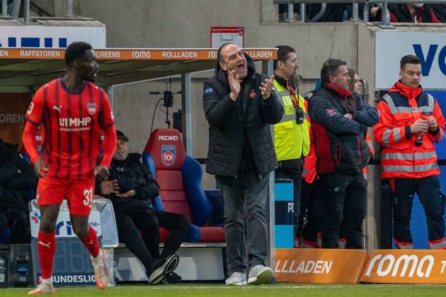 Frank Schmidt (FC Heidenheim, Chef-Trainer), feuert Mannschaft an, GER, 1. FC Heidenheim 1846 vs. Hamburger SV, Fussball, 1. Bundesliga, 21. Spieltag, Spielzeit 2025 2026, 07.01.2026, DFL REGULATIONS PROHIBIT ANY USE OF PHOTOGRAPHS AS IMAGE SEQUENCES AND OR QUASI-VIDEO, GER, 1. FC Heidenheim 1846 vs. Hamburger SV, Fussball, 1. Bundesliga, 21. Spieltag, Spielzeit 2025 2026, 07.01.2026, Heidenheim Copyright: xEibner-Pressefoto EdwardxCheungx EP_ECG