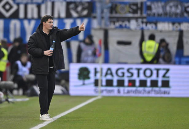 Trainer Coach Merlin Polzin Hamburger SV HSV am Spielfeldrand Gestik Geste Daumen hoch 1. FC Heidenheim 1846 FCH vs Hamburger SV HSV 07.02.2026 DFL REGULATIONS PROHIBIT ANY USE OF PHOTOGRAPHS AS IMAGE SEQUENCES AND OR QUASI-VIDEO 1. FC Heidenheim 1846 FCH vs Hamburger SV HSV
