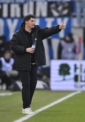 Trainer Coach Merlin Polzin Hamburger SV HSV am Spielfeldrand Gestik Geste Daumen hoch 1. FC Heidenheim 1846 FCH vs Hamburger SV HSV 07.02.2026 DFL REGULATIONS PROHIBIT ANY USE OF PHOTOGRAPHS AS IMAGE SEQUENCES AND OR QUASI-VIDEO 1. FC Heidenheim 1846 FCH vs Hamburger SV HSV