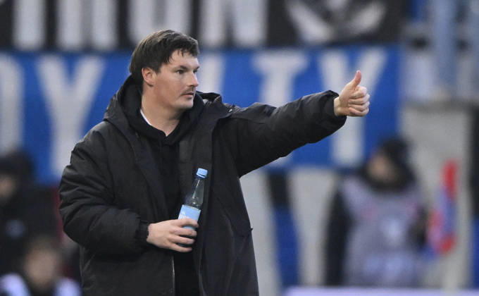 Trainer Coach Merlin Polzin Hamburger SV HSV am Spielfeldrand Gestik Geste Daumen hoch 1. FC Heidenheim 1846 FCH vs Hamburger SV HSV 07.02.2026 DFL REGULATIONS PROHIBIT ANY USE OF PHOTOGRAPHS AS IMAGE SEQUENCES AND OR QUASI-VIDEO 1. FC Heidenheim 1846 FCH vs Hamburger SV HSV