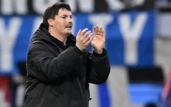 Trainer Coach Merlin Polzin Hamburger SV HSV am Spielfeldrand Gestik Geste klatscht aufmunternd in die Haende, Beifall 1. FC Heidenheim 1846 FCH vs Hamburger SV HSV 07.02.2026 DFL REGULATIONS PROHIBIT ANY USE OF PHOTOGRAPHS AS IMAGE SEQUENCES AND OR QUASI-VIDEO 1. FC Heidenheim 1846 FCH vs Hamburger SV HSV