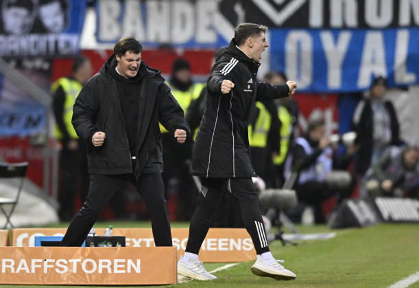 Trainer Coach Merlin Polzin Hamburger SV HSV am Spielfeldrand Gestik Geste Schlussjubel, Freude, Glueck, Jubel mit Co-Trainer Coach Loic Fave Hamburger SV HSV 1. FC Heidenheim 1846 FCH vs Hamburger SV HSV 07.02.2026 DFL REGULATIONS PROHIBIT ANY USE OF PHOTOGRAPHS AS IMAGE SEQUENCES AND OR QUASI-VIDEO 1. FC Heidenheim 1846 FCH vs Hamburger SV HSV