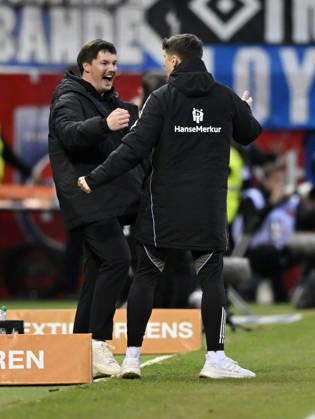 Trainer Coach Merlin Polzin Hamburger SV HSV am Spielfeldrand Gestik Geste Schlussjubel, Freude, Glueck, Jubel mit Co-Trainer Coach Loic Fave Hamburger SV HSV 1. FC Heidenheim 1846 FCH vs Hamburger SV HSV 07.02.2026 DFL REGULATIONS PROHIBIT ANY USE OF PHOTOGRAPHS AS IMAGE SEQUENCES AND OR QUASI-VIDEO 1. FC Heidenheim 1846 FCH vs Hamburger SV HSV