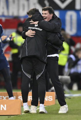Trainer Coach Merlin Polzin Hamburger SV HSV am Spielfeldrand Gestik Geste Schlussjubel, Freude, Glueck, Jubel mit Co-Trainer Coach Loic Fave Hamburger SV HSV 1. FC Heidenheim 1846 FCH vs Hamburger SV HSV 07.02.2026 DFL REGULATIONS PROHIBIT ANY USE OF PHOTOGRAPHS AS IMAGE SEQUENCES AND OR QUASI-VIDEO 1. FC Heidenheim 1846 FCH vs Hamburger SV HSV