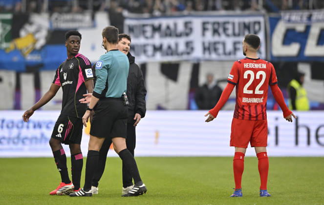 Trainer Coach Merlin Polzin Hamburger SV HSV erklaert Arijon Ibrahimovic 1. FC Heidenheim 1846 FCH (22) Grund fuer Verzoegerung Wechsel Auswechslung Einwechslung Trikot fehlt fuer Auswechselspieler Schiedsrichter Referee Daniel Siebert Albert Sambi Lokonga Hamburger SV HSV (06) 1. FC Heidenheim 1846 FCH vs Hamburger SV HSV 07.02.2026 DFL REGULATIONS PROHIBIT ANY USE OF PHOTOGRAPHS AS IMAGE SEQUENCES AND OR QUASI-VIDEO 1. FC Heidenheim 1846 FCH vs Hamburger SV HSV