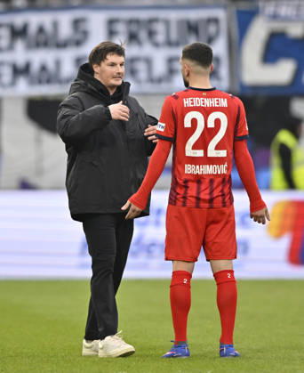 Trainer Coach Merlin Polzin Hamburger SV HSV erklaert Arijon Ibrahimovic 1. FC Heidenheim 1846 FCH (22) Grund fuer Verzoegerung Wechsel Auswechslung Einwechslung Trikot fehlt fuer Auswechselspieler 1. FC Heidenheim 1846 FCH vs Hamburger SV HSV 07.02.2026 DFL REGULATIONS PROHIBIT ANY USE OF PHOTOGRAPHS AS IMAGE SEQUENCES AND OR QUASI-VIDEO 1. FC Heidenheim 1846 FCH vs Hamburger SV HSV