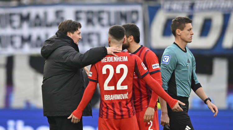 Trainer Coach Merlin Polzin Hamburger SV HSV erklaert Arijon Ibrahimovic 1. FC Heidenheim 1846 FCH (22) Grund fuer Verzoegerung Wechsel Auswechslung Einwechslung Trikot fehlt fuer Auswechselspieler Schiedsrichter Referee Daniel Siebert 1. FC Heidenheim 1846 FCH vs Hamburger SV HSV 07.02.2026 DFL REGULATIONS PROHIBIT ANY USE OF PHOTOGRAPHS AS IMAGE SEQUENCES AND OR QUASI-VIDEO 1. FC Heidenheim 1846 FCH vs Hamburger SV HSV
