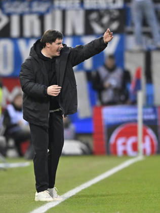 Trainer Coach Merlin Polzin Hamburger SV HSV am Spielfeldrand Gestik Geste 1. FC Heidenheim 1846 FCH vs Hamburger SV HSV 07.02.2026 DFL REGULATIONS PROHIBIT ANY USE OF PHOTOGRAPHS AS IMAGE SEQUENCES AND OR QUASI-VIDEO 1. FC Heidenheim 1846 FCH vs Hamburger SV HSV