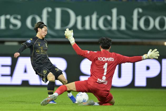 SITTARD , 17-01-2026 , Fortuna Sittard Stadium , season 2025 2026 , Dutch Eredivisie football , match between Fortuna Sittard and Sparta , picture shows , Sparta player Shunsuke Mito, Fortuna Sittard goalkeeper Luuk Koopmans Fortuna Sittard - Sparta x201377016x Copyright: