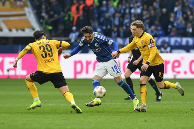 Kenan Karaman (FC Schalke 04) in Aktion, am Ball, Einzelaktion waehrend des Spiels der 2. Bundesliga zwischen FC Schalke 04 und SG Dynamo Dresden, Veltins-Arena am 07. February 2026 in Gelsenkirchen, Deutschland. (Foto von Ralf Treese DeFodi Images) +++ Kenan Karaman (FC Schalke 04) controls the ball during the 2. Bundesliga match between FC Schalke 04 and SG Dynamo Dresden at Veltins-Arena on February 7, 2026 in Gelsenkirchen, Germany. (Photo by Ralf Treese DeFodi Images) (Photo by Ralf Treese DeFodi Images) -