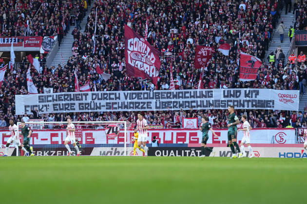 Spruchband der Fans und Ultras auf der Tribüne, Banner, Videoüberwachung und KI , Deutschland, Fussball, 1. Bundesliga, 21.Spieltag, 2025 2026, SC Freiburg vs. SV Werder Bremen, 07.02.2026, Europa-Park Stadion, Freiburg, Deutschland DFL REGULATIONS PROHIBIT ANY USE OF PHOTOGRAPHS AS IMAGE SEQUENCES AND OR QUASI-VIDEO. Freiburg Europa-Park Stadion Baden-Württemberg Deutschland Copyright: xArnexAmbergx