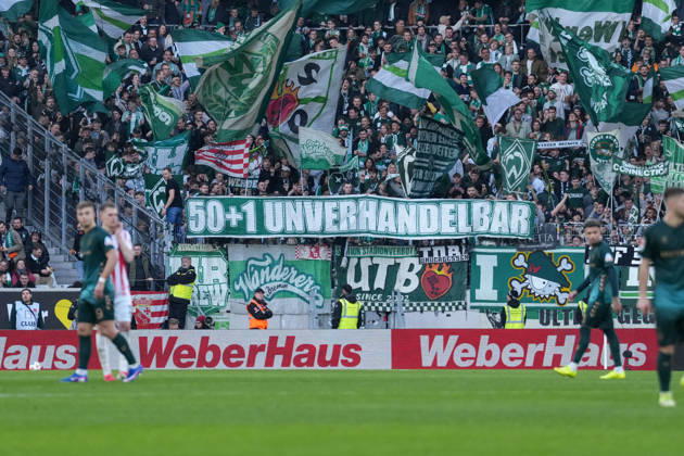 Spruchband der Fans und Ultras auf der Tribüne, Banne, 50+1 unverhandelbar , Deutschland, Fussball, 1. Bundesliga, 21.Spieltag, 2025 2026, SC Freiburg vs. SV Werder Bremen, 07.02.2026, Europa-Park Stadion, Freiburg, Deutschland DFL REGULATIONS PROHIBIT ANY USE OF PHOTOGRAPHS AS IMAGE SEQUENCES AND OR QUASI-VIDEO. Freiburg Europa-Park Stadion Baden-Württemberg Deutschland Copyright: xArnexAmbergx
