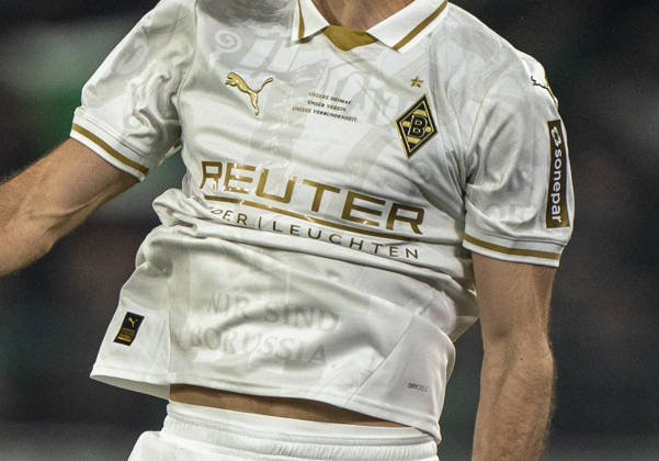 Symbolfoto: Trikot von Borussia Mönchengladbach mit dem Hauptsponsor REUTER 07.02.2026, Borussia Mönchengladbach - Bayer Leverkusen, Fussball, 1.Bundesliga, GER, Leverkusen, BayArena DFL regulations prohibit any use of photographs as image sequences and or quasi-video. Copyright: HMBxMedia xMarcoxBader