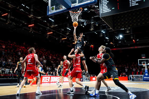 08.02.2026 - Basketball - Saison 2025 2026 - 2. Bundesliga Pro-A - 22. Spieltag: Nürnberg Falcons Basketball Club NBC - Bozic Estriche Knights Kirchheim - ThHa - xthxhax - Tylan Pope (9, Kirchheim Knights ) Christian Feneberg (7, Nürnberg Falcons BC NBC ) zu spät