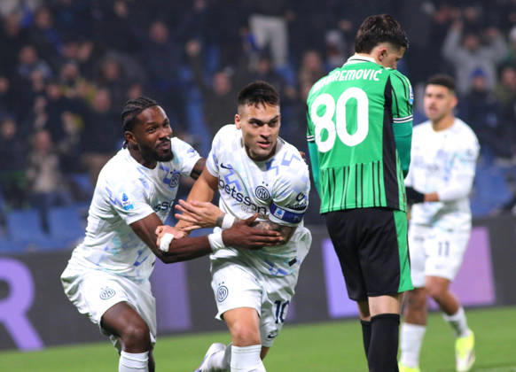 Foto IPP Albano Angilletta Reggio Emilia 08 02 2026 Calcio Campionato di serie A 2025 2026 Sassuolo - Inter nella foto: Lautaro Martinez esulta con Marcus Thuram dopo il suo gol del momentaneo 0 a 3 Italy Photo Press World Copyright italy ITALY Copyright: xR4924_italyphotopressx