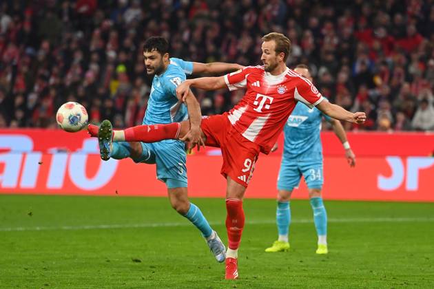 Harry KANE (Bayern Muenchen), Aktion,Zweikampf gegen Ozan KABAK (1899 Hoffenheim). Fussball 1. Bundesliga Saison 2025 2026, 21.Spieltag, Spieltag21 FC Bayern Muenchen - TSG 1899 Hoffenheim 5-1 am 08.02.2026 , A L L I A N Z A R E N A.