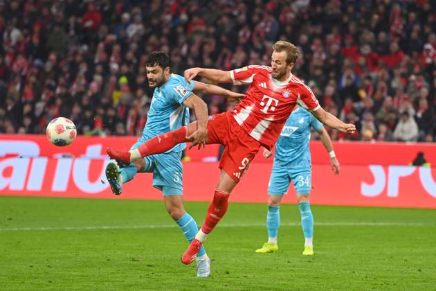 Harry KANE (Bayern Muenchen), Aktion,Zweikampf gegen Ozan KABAK (1899 Hoffenheim). Fussball 1. Bundesliga Saison 2025 2026, 21.Spieltag, Spieltag21 FC Bayern Muenchen - TSG 1899 Hoffenheim 5-1 am 08.02.2026 , A L L I A N Z A R E N A.