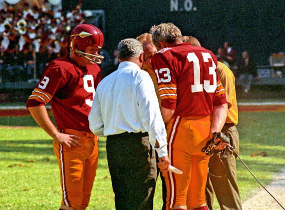 October 19, 1969, Washington, District Of Columbia, USA: Washington Redskins quarterback Sonny Jurgensen 9, left, speaks to coaches Bill Austin and Vince Lombardi, and back-up quarterback Frank Ryan 13 on the sidelines during a break in the action against the New York Giants at RFK Stadium in Washington, D.C. on October 19, 1969. The Redskins won the game 20 - 14 Washington USA - ZUMAs152 19691019_faa_s152_001 Copyright: xArniexSachsx Washington USA - ZUMA0846 19691019_faa_s152_001 Copyright: xIMAGO ArniexSachsx
