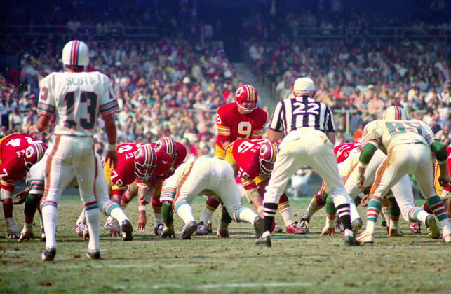 October 13, 1974, Washington, District Of Columbia, USA: Washington Redskins quarterback Sonny Jurgensen 9 calls signals as he prepares to take the snap from center Len Hauss 56 during the game against the Miami Dolphins at RFK Stadium in Washington, DC on October 13, 1974. Also pictured are Redskins right tackle George Starke 74, Dolphins free safety Jake Scott 13, Redskins right guard Walt Sweeney 78, and Dolphins middle linebacker Nick Buoniconti 85. The Redskins won the game 20 - 17. Washington USA - ZUMAs152 19741013_faa_s152_002 Copyright: xArniexSachsx Washington USA - ZUMA0846 19741013_faa_s152_002 Copyright: xIMAGO ArniexSachsx
