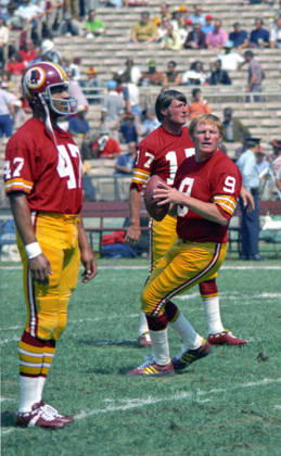 October 13, 1974, Washington, District Of Columbia, USA: Washington Redskins quarterback Sonny Jurgensen 9 warms-up prior to the game against the Miami Dolphins at RFK Stadium in Washington, DC on October 13, 1974. Behind Jurgensen is Redskins quarterback Billy Kilmer 17. Redskins running back Duane Thomas 47 looks on from left.The Redskins won the game 20 - 17 Washington USA - ZUMAs152 19741013_faa_s152_006 Copyright: xArniexSachsx Washington USA - ZUMA0846 19741013_faa_s152_006 Copyright: xIMAGO ArniexSachsx
