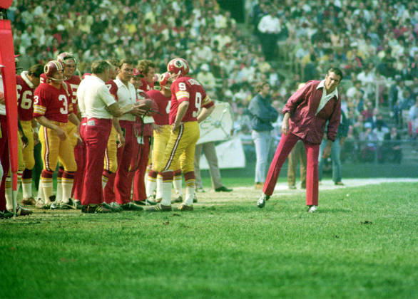 October 14, 1974, Washington, District Of Columbia, USA: Washington Redskins head coach George Allen, right, looks over the situation as quarterback Sonny Jurgensen 9 and coaches, left, discuss strategy during the game against the Miami Dolphins at RFK Stadium in Washington, DC on October 14, 1974. The Redskins won the game 20 - 17 Washington USA - ZUMAs152 19741014_faa_s152_001 Copyright: xArniexSachsx Washington USA - ZUMA0846 19741014_faa_s152_001 Copyright: xIMAGO ArniexSachsx