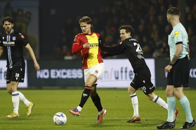 DEVENTER - (L-R) Melle Meulensteen of Go Ahead Eagles, Jacob Trenskow of SC Heerenveen during the Dutch Eredivisie match between Go Ahead Eagles and SC Heerenveen at De Adelaarshorst on February 11, 2026, in Deventer, Netherlands. VINCENT JANNINK ANP Eredivisie 2025-2026 xVIxANPxSportx xxANPxIVx 550366470 originalFilename: 550366470