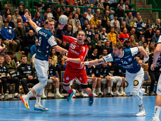 Olle Forsell Schefvert (MT Melsungen, 25) beim Torwurf gegen Nico Schoettle (Bergischer HC, 08) und Gerdas Babarskas (Bergischer HC, 14) Bergischer HC vs. MT Melsungen, Handball, 1. Bundesliga, 20. Spieltag, Saison 2025 2026, 11.02.2026 Bergischer HC vs. MT Melsungen, Handball, 1. Bundesliga, 20. Spieltag, Saison 2025 2026, 11.02.2026 Wuppertal Copyright: xEibner-Pressefoto DamianxKruczynx EP_DKI
