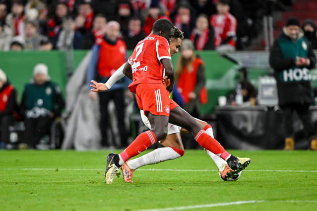 Dayot Upamecano (FC Bayern München) und Antonio Nusa (RB Leipzig) im Zweikampf waehrend des spiels des DFB Pokal Viertelfinale zwischen FC Bayern München und RB Leipzig, Allianz Arena am 11. February 2026 in München, Deutschland. (Foto von Harry Langer DeFodi Images) +++ Dayot Upamecano (FC Bayern München) und Antonio Nusa (RB Leipzig) battle for the ball during the DFB Cup Quarter-final match between FC Bayern München and RB Leipzig at Allianz Arena on February 11, 2026 in München, Germany. (Photo by Harry Langer DeFodi Images) DFL regulations prohibit any use of photographs as image sequences and or quasi-video. (Photo by Harry Langer DeFodi Images) DFL regulations prohibit any use of photographs as image sequences and or quasi-video. -
