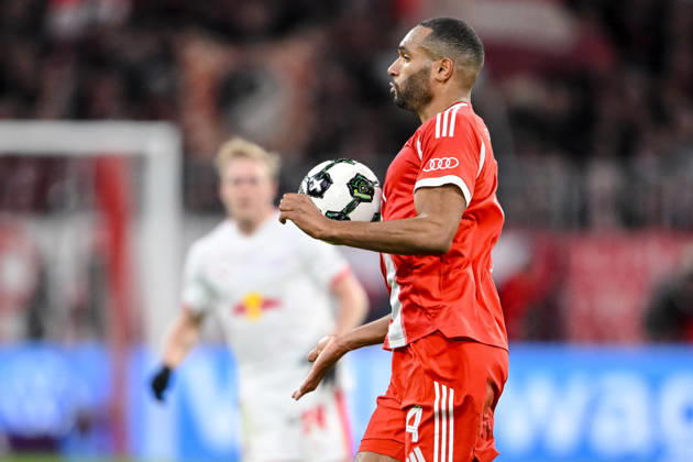 Jonathan Tah (FC Bayern München) in Aktion, am Ball, Einzelaktion waehrend des spiels des DFB Pokal Viertelfinale zwischen FC Bayern München und RB Leipzig, Allianz Arena am 11. February 2026 in München, Deutschland. (Foto von Harry Langer DeFodi Images) +++ Jonathan Tah (FC Bayern München) controls the Ball during the DFB Cup Quarter-final match between FC Bayern München and RB Leipzig at Allianz Arena on February 11, 2026 in München, Germany. (Photo by Harry Langer DeFodi Images) DFL regulations prohibit any use of photographs as image sequences and or quasi-video. (Photo by Harry Langer DeFodi Images) DFL regulations prohibit any use of photographs as image sequences and or quasi-video. -