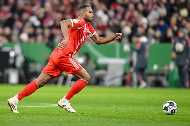 Jonathan Tah (FC Bayern München) in Aktion, am Ball, Einzelaktion waehrend des spiels des DFB Pokal Viertelfinale zwischen FC Bayern München und RB Leipzig, Allianz Arena am 11. February 2026 in München, Deutschland. (Foto von Harry Langer DeFodi Images) +++ Jonathan Tah (FC Bayern München) controls the Ball during the DFB Cup Quarter-final match between FC Bayern München and RB Leipzig at Allianz Arena on February 11, 2026 in München, Germany. (Photo by Harry Langer DeFodi Images) DFL regulations prohibit any use of photographs as image sequences and or quasi-video. (Photo by Harry Langer DeFodi Images) DFL regulations prohibit any use of photographs as image sequences and or quasi-video. -