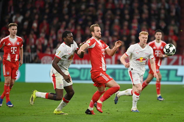 Harry KANE (Bayern Muenchen), Aktion,Zweikampf gegen Junior Casstello LUKEBA (L). Fussball DFB Pokal , Viertelfinale FC Bayern Muenchen - RB Leipzig 2-0 am 11.02.2026 Saison 2025 2026 A L L I A N Z A R E N A.