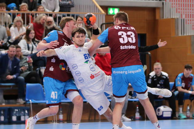 13.02.2026 Handball Herren 2025 2026 2. Handball-Bundesliga 19. Spieltag 1. VfL Potsdam - Dessau-Roßlauer HV 06 MBS Arena Potsdam Niklas Döbbel (Dessau, 69, weiß) im Duell mit Tim Schröder (Potsdam, 33, rot) und Dustin Kraus (Potsdam, 47, rot). Potsdam Brandenburg Deutschland