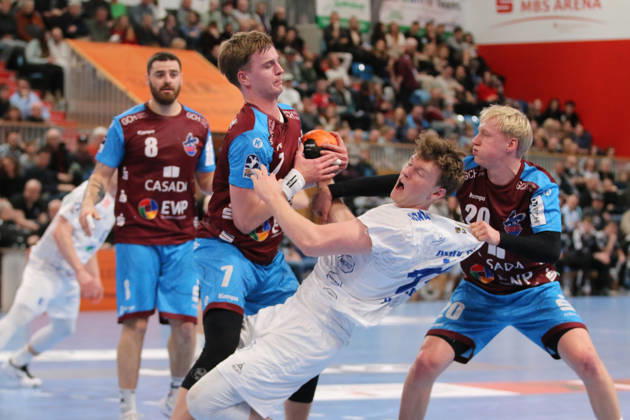 13.02.2026 Handball Herren 2025 2026 2. Handball-Bundesliga 19. Spieltag 1. VfL Potsdam - Dessau-Roßlauer HV 06 MBS Arena Potsdam Tim Hertzfeld (Dessau, 72, weiß) im Duell mit Nicolas Paulnsteiner (Potsdam, 7, rot) und Tim Hildenbrand (Potsdam, 20, rot). Potsdam Brandenburg Deutschland