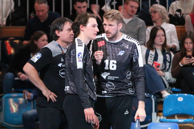 13.02.2026 Handball Herren 2025 2026 2. Handball-Bundesliga 19. Spieltag 1. VfL Potsdam - Dessau-Roßlauer HV 06 MBS Arena Potsdam Philip Ambrosius (Dessau, 16, schwarz) im Gespräch mit Janik Patzwaldt (Dessau, 1, schwarz). Potsdam Brandenburg Deutschland