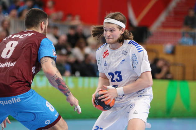 13.02.2026 Handball Herren 2025 2026 2. Handball-Bundesliga 19. Spieltag 1. VfL Potsdam - Dessau-Roßlauer HV 06 MBS Arena Potsdam Mika Schüler (Dessau, 23, weiß) vor einem Duell mit Davide Bulzamini (Potsdam, 8, rot). Potsdam Brandenburg Deutschland
