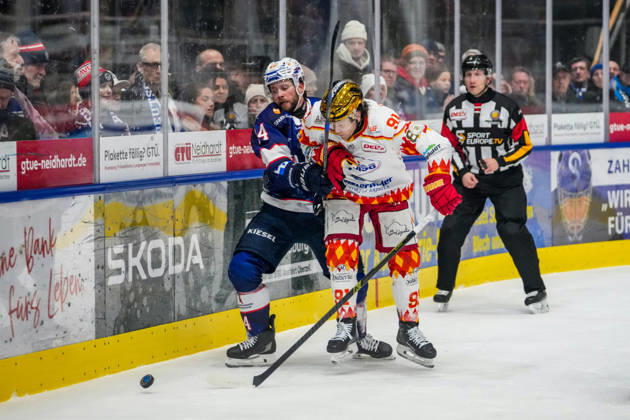 Kampf um den Puck Zweikampf zwischen Nickolas Latta (Ravensburg Towerstars, 14) und Tyson McLellan (ESV Kaufbeuren, 91), GER, Ravensburg Towerstars vs. ESV Kaufbeuren, Eishockey, DEL2, Spielzeit 2025 2026, 45 .Spieltag, Hauptrunde, 13.02.26 GER, Ravensburg Towerstars vs. ESV Kaufbeuren, Eishockey, DEL2, Spielzeit 2025 2026, 45 .Spieltag, Hauptrunde, 13.02.26 Ravenburg Copyright: xEibner-Pressefoto MaximilianxRisx EP_MRT