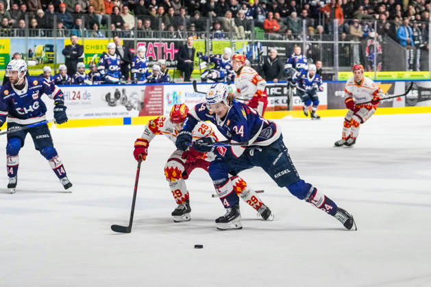 Kampf um den Puck Zweikampf zwischen Nicolas Appendino (ESV Kaufbeuren, 29) und Alec Ahlroth (Ravensburg Towerstars, 24), GER, Ravensburg Towerstars vs. ESV Kaufbeuren, Eishockey, DEL2, Spielzeit 2025 2026, 45 .Spieltag, Hauptrunde, 13.02.26 GER, Ravensburg Towerstars vs. ESV Kaufbeuren, Eishockey, DEL2, Spielzeit 2025 2026, 45 .Spieltag, Hauptrunde, 13.02.26 Ravenburg Copyright: xEibner-Pressefoto MaximilianxRisx EP_MRT