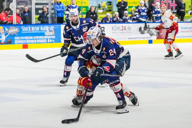 Kampf um den Puck Zweikampf zwischen Nicolas Appendino (ESV Kaufbeuren, 29) und Alec Ahlroth (Ravensburg Towerstars, 24), GER, Ravensburg Towerstars vs. ESV Kaufbeuren, Eishockey, DEL2, Spielzeit 2025 2026, 45 .Spieltag, Hauptrunde, 13.02.26 GER, Ravensburg Towerstars vs. ESV Kaufbeuren, Eishockey, DEL2, Spielzeit 2025 2026, 45 .Spieltag, Hauptrunde, 13.02.26 Ravenburg Copyright: xEibner-Pressefoto MaximilianxRisx EP_MRT
