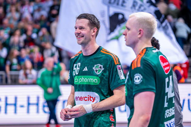 Hannes Feise (TSV Hannover-Burgdorf, Nr. 56) (v.l.), TSV Hannover-Burgdorf (grün) gegen HSG Wetzlar (weiß) am 21. Spieltag der Saison 2025 2026 in der DAIKIN Handball-Bundesliga (14.02.2026, ZAG Arena (Hannover, GER), Copyright: xJanxGuentherx xTSVxHannover-Burgdorfx