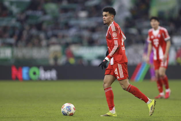 Luis Diaz (FC Bayern München) in Aktion, am Ball, Einzelaktion waehrend des Spiels der Bundesliga zwischen SV Werder Bremen und FC Bayern München, Weserstadion am 14. February 2026 in Bremen, Deutschland. (Foto von Oliver Kaelke DeFodi Images) +++ Luis Diaz (FC Bayern München) controls the ball during the Bundesliga match between SV Werder Bremen and FC Bayern München at Weserstadion on February 14, 2026 in Bremen, Germany. (Photo by Oliver Kaelke DeFodi Images) DFL regulations prohibit any use of photographs as image sequences and or quasi-video. (Photo by Oliver Kaelke DeFodi Images) -