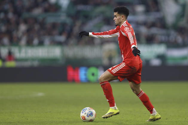 Luis Diaz (FC Bayern München) in Aktion, am Ball, Einzelaktion waehrend des Spiels der Bundesliga zwischen SV Werder Bremen und FC Bayern München, Weserstadion am 14. February 2026 in Bremen, Deutschland. (Foto von Oliver Kaelke DeFodi Images) +++ Luis Diaz (FC Bayern München) controls the ball during the Bundesliga match between SV Werder Bremen and FC Bayern München at Weserstadion on February 14, 2026 in Bremen, Germany. (Photo by Oliver Kaelke DeFodi Images) DFL regulations prohibit any use of photographs as image sequences and or quasi-video. (Photo by Oliver Kaelke DeFodi Images) -