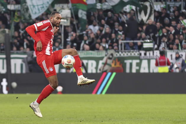 Jonathan Tah (FC Bayern München) in Aktion, am Ball, Einzelaktion waehrend des Spiels der Bundesliga zwischen SV Werder Bremen und FC Bayern München, Weserstadion am 14. February 2026 in Bremen, Deutschland. (Foto von Oliver Kaelke DeFodi Images) +++ Jonathan Tah (FC Bayern München) controls the ball during the Bundesliga match between SV Werder Bremen and FC Bayern München at Weserstadion on February 14, 2026 in Bremen, Germany. (Photo by Oliver Kaelke DeFodi Images) DFL regulations prohibit any use of photographs as image sequences and or quasi-video. (Photo by Oliver Kaelke DeFodi Images) -