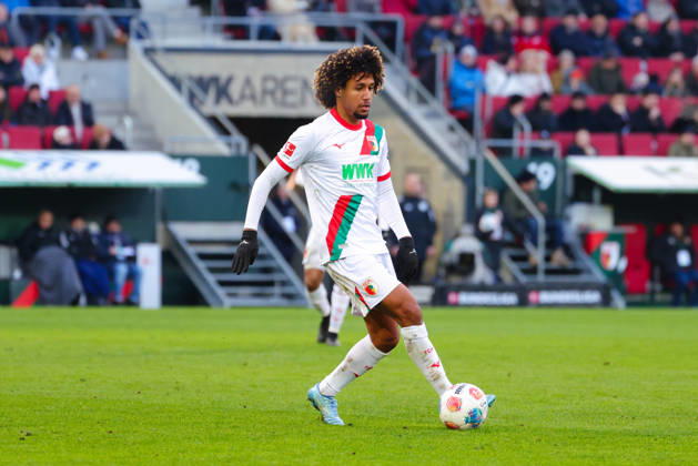 Han-Noah Massengo (4, FC Augsburg) beim Spiel zwischen FC Augsburg v 1.FC Heidenheim, Fussball, Herren, Bundesliga, 2025 2026, 22.Spieltag am 15.02.2026 in Augsburg, WWK ARENA. DFL and DFB regulations prohibit any use of photographs as image sequences and or quasi-video. Bayern Deutschland
