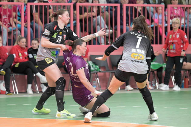 Gabriela Clausson Bitolo (TusSies Metzingen, 22) gegen Lucy Strauchmann (SV Union Halle-Neustadt, 78) und Engelina Alida Corona Molenaar (SV Union Halle-Neustadt, 07) TusSies Metzingen vs. SV Union Halle-Neustadt, Handball, Alsco HBF, 17.Ligaspieltag, Saison 2025 2026, 15.02.2026 TusSies Metzingen vs. SV Union Halle-Neustadt, Handball, Alsco HBF, 17.Ligaspieltag, Saison 2025 2026, 15.02.2026 Tuebingen Copyright: xEibner-Pressefoto TobiasxBaurx EP_TBR